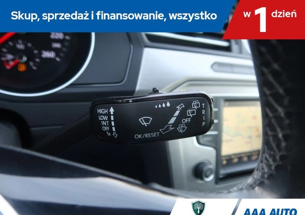 Volkswagen Passat cena 45000 przebieg: 228492, rok produkcji 2015 z Chełmża małe 254